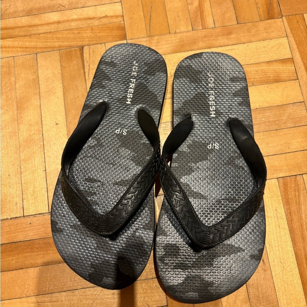 3/15$ Joe Fresh Men's Gray Camouflage Flip Flops